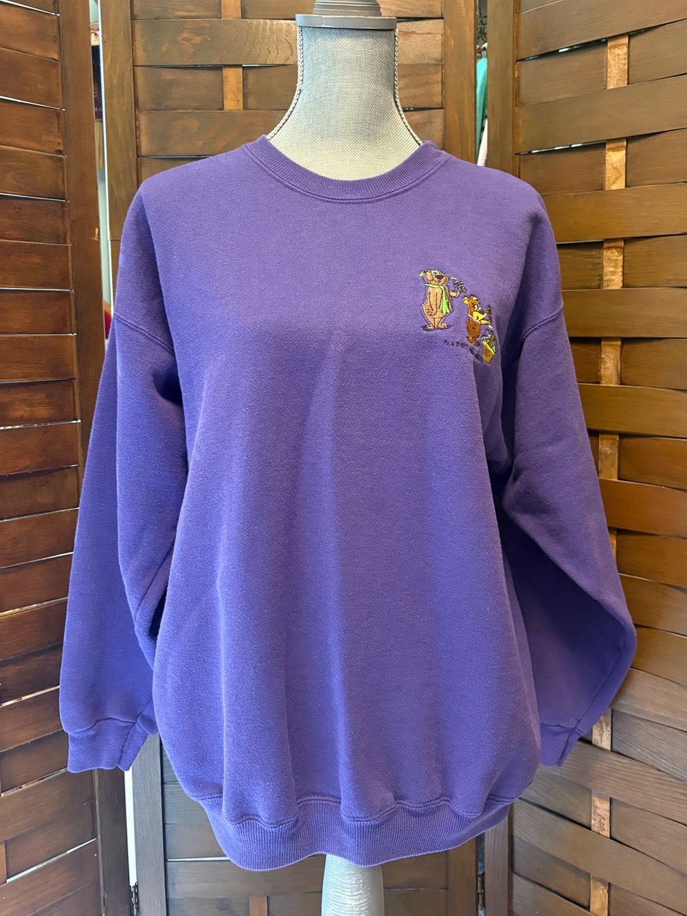 Vintage 1997 yogi bear embroidered crewneck sweatshirt 90s medium